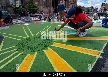 Dix-sept artistes noirs et leurs assistants peignent une peinture murale Black Lives Matter sur la rue Plumb, sur les traces de l'hôtel de ville, jeudi, 18 juin 2020, à Cincinnati, Ohio, États-Unis. (Photo de Jason Whitman/NurPhoto) Banque D'Images