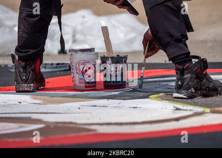 Dix-sept artistes noirs et leurs assistants peignent une peinture murale Black Lives Matter sur la rue Plumb, sur les traces de l'hôtel de ville, jeudi, 18 juin 2020, à Cincinnati, Ohio, États-Unis. (Photo de Jason Whitman/NurPhoto) Banque D'Images