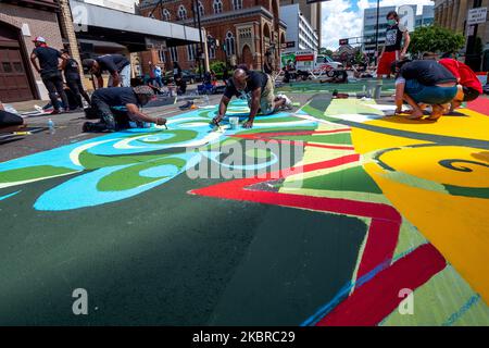 Dix-sept artistes noirs et leurs assistants peignent une peinture murale Black Lives Matter sur la rue Plumb, sur les traces de l'hôtel de ville, jeudi, 18 juin 2020, à Cincinnati, Ohio, États-Unis. (Photo de Jason Whitman/NurPhoto) Banque D'Images