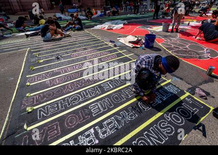 Dix-sept artistes noirs et leurs assistants peignent une peinture murale Black Lives Matter sur la rue Plumb, sur les traces de l'hôtel de ville, jeudi, 18 juin 2020, à Cincinnati, Ohio, États-Unis. (Photo de Jason Whitman/NurPhoto) Banque D'Images