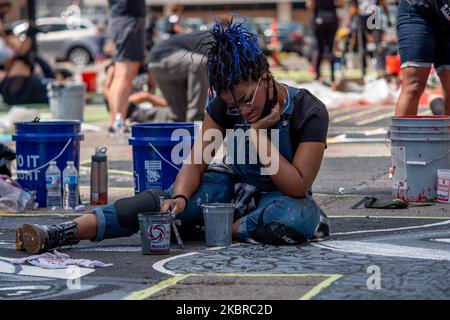 Dix-sept artistes noirs et leurs assistants peignent une peinture murale Black Lives Matter sur la rue Plumb, sur les traces de l'hôtel de ville, jeudi, 18 juin 2020, à Cincinnati, Ohio, États-Unis. (Photo de Jason Whitman/NurPhoto) Banque D'Images