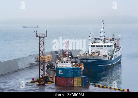 Yuzhno-Kurilsk, Russie - 02 août 2022 : bateau de pêche à la jetée du port sur la rive d'une mer trouble Banque D'Images