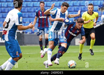 Enis Bardhi et Javi Lopez lors du match entre le RCD Espanyol et Levante UD, correspondant à la semaine 30 de la Liga Santander, joué au stade RCDE, 20th juin 2020, à Barcelone, Espagne. (Photo par Urbanandsport /NurPhoto) Banque D'Images