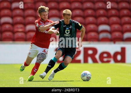 Jay Fulton de Swansea City en action avec Hayden Coulson de Middlesbrough pendant le match de championnat de pari de ciel entre Middlesbrough et Swansea City au stade Riverside, Middlesbrough, Angleterre sur 20 juin 2020. (Photo de Mark Fletcher/MI News/NurPhoto) Banque D'Images