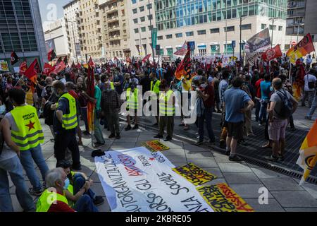 Manifestation à Piazza Duomo et sous le siège de la région Lombardie contre la gestion de la région Lombardie par Attilio Fontana et Giulio Galliera, Milan, Italie sur 20 juin 2020 (photo par Mairo Cinquetti/NurPhoto) Banque D'Images