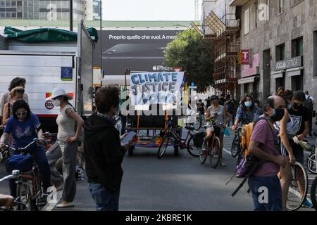 Manifestation à Piazza Duomo et sous le siège de la région Lombardie contre la gestion de la région Lombardie par Attilio Fontana et Giulio Galliera, Milan, Italie sur 20 juin 2020 (photo par Mairo Cinquetti/NurPhoto) Banque D'Images