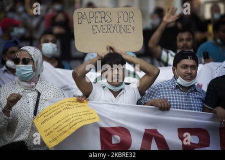 Manifestation pour la défense d'une régularisation de masse des migrants, "papiers" pour tous, et contre les processus de légalisation des migrants par la loi sur les migrations, à Barcelone, Espagne, 20 juin 2020. (Photo de Robert Bonet/NurPhoto) Banque D'Images