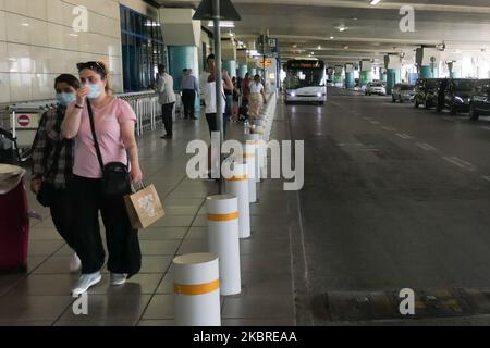 Passagers vus avec les masques obligatoires à l'aéroport international d'Athènes ATH LGAV à Athènes, Grèce sur 18 juin 2020, après la quarantaine de confinement du coronavirus et les restrictions de voyage. Les passagers portant des masques et des gants, utilisant des désinfectants pour les mains comme mesure préventive contre la propagation de la pandémie COVID-19. La Grèce et l'Europe ont fermé les frontières des personnes en dehors de l'Europe et de la zone Schengen pendant longtemps, mais la Grèce a commencé à lever l'interdiction de circulation depuis 15 juin 2020 pour les pays de la zone Schengen et l'1 juillet 2020 aura davantage d'assouplissement. Les passagers arrivant sont soumis à des Banque D'Images