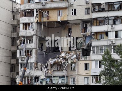 Vue générale d'un immeuble d'appartements à plusieurs étages endommagé suite à une explosion présumée de gaz à Kiev, en Ukraine, le 21 juin 2020. En raison de l'explosion a tué au moins deux personnes avec plus de personnes non comptabilisées, comme les médias locaux l'ont signalé. (Photo par STR/NurPhoto) Banque D'Images