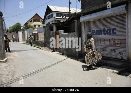 Les forces indiennes sont en alerte près du site de rencontre à Srinagar, au Cachemire administré par l'Inde, le 21 juin 2020. Trois rebelles ont été tués lors d'une rencontre avec les forces indiennes dans le quartier de Zadibal, dans la ville principale de Srinagar. (Photo de Muzamil Mattoo/NurPhoto) Banque D'Images