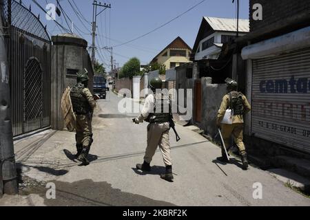Les forces indiennes sont en alerte près du site de rencontre à Srinagar, au Cachemire administré par l'Inde, le 21 juin 2020. Trois rebelles ont été tués lors d'une rencontre avec les forces indiennes dans le quartier de Zadibal, dans la ville principale de Srinagar. (Photo de Muzamil Mattoo/NurPhoto) Banque D'Images