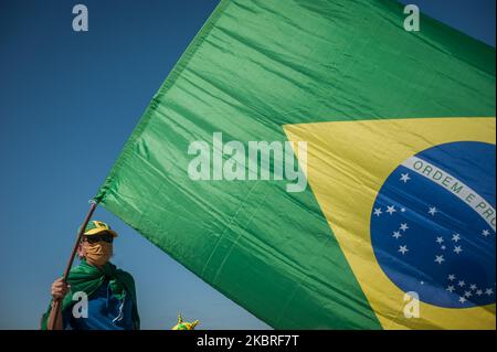 Un homme est vu et tient un drapeau du Brésil lors d'une manifestation appelée 'Dia do Basta' en soutien au gouvernement du Président Jair Bolsonaro, sur 21 juin 2020, sur la plage de Copacabana, au sud de la ville de Rio de Janeiro, au Brésil. Les manifestants au cours de la loi appellent à la fermeture et à la destitution des ministres de la Cour suprême fédérale (STF). (Photo par Allan Carvalho/NurPhoto) Banque D'Images