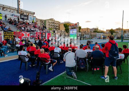 L'équipe de Molfetta Calcio tout en regardant la vidéo des moments passionnants de la saison à Molfetta sur 21 juin 2020. Pour célébrer le retour à la Serie D après 24 ans, Molfetta Calcio a organisé une fête pour revivre les phases passionnantes de la saison avec la présence de l'équipe, de parents et de fans dans une vidéo diffusée au stade Paolo poli à Molfetta (photo de Davide Pischettola/NurPhoto) Banque D'Images