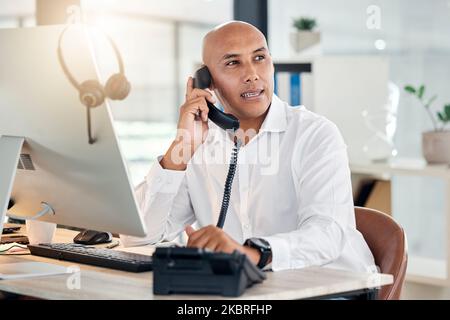 Homme d'affaires, ordinateur ou téléphone fixe appelez le centre d'appels, le service clientèle ou contactez notre bureau. Responsable parlant, direction ou Banque D'Images