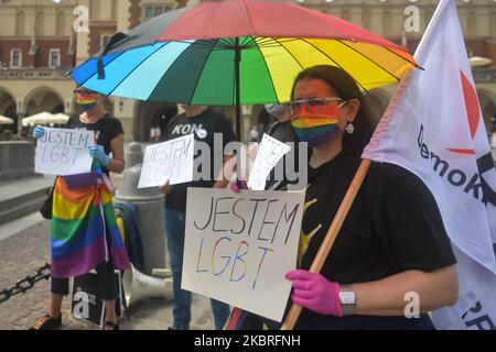 Les activistes tiennent des signes "Je suis LGBT" pendant "assez de silence - ARRÊTER la cléricalisation de la Pologne. Manifestation de l'Initiative des citoyens sur la place du marché principal de Cracovie. Dimanche, 21 juin 2020, à Cracovie, petite Pologne Voivodeship, Pologne. (Photo par Artur Widak/NurPhoto) Banque D'Images