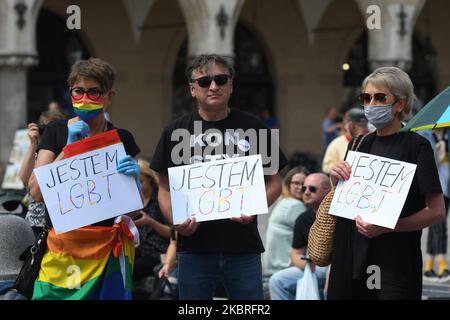 Les activistes tiennent des signes "Je suis LGBT" pendant "assez de silence - ARRÊTER la cléricalisation de la Pologne. Manifestation de l'Initiative des citoyens sur la place du marché principal de Cracovie. Dimanche, 21 juin 2020, à Cracovie, petite Pologne Voivodeship, Pologne. (Photo par Artur Widak/NurPhoto) Banque D'Images