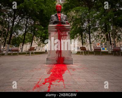 Statue vandalisée du roi de Belgique Boudewijn à Bruxelles - Belgique le 22 juin 2020. Il fut le dernier roi belge à être souverain du Congo, en 1960, le roi Boudewijn déclara la colonie belge du Congo indépendante. Les manifestations contre le racisme font rage dans le monde entier depuis la mort de l'américain George Floyd. En raison de la prise de conscience croissante du colonialisme en Belgique, les municipalités et les maires décideront de ce qu'il faut faire avec les statues du Roi Léopold II et les noms liés au Congo colonial. (Photo de Jonathan Raa/NurPhoto) Banque D'Images