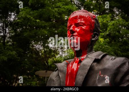 Statue vandalisée du roi de Belgique Boudewijn à Bruxelles - Belgique le 22 juin 2020. Il fut le dernier roi belge à être souverain du Congo, en 1960, le roi Boudewijn déclara la colonie belge du Congo indépendante. Les manifestations contre le racisme font rage dans le monde entier depuis la mort de l'américain George Floyd. En raison de la prise de conscience croissante du colonialisme en Belgique, les municipalités et les maires décideront de ce qu'il faut faire avec les statues du Roi Léopold II et les noms liés au Congo colonial. (Photo de Jonathan Raa/NurPhoto) Banque D'Images