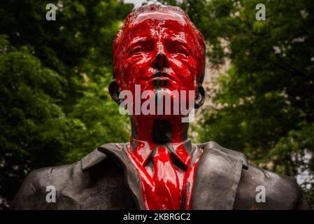 Statue vandalisée du roi de Belgique Boudewijn à Bruxelles - Belgique le 22 juin 2020. Il fut le dernier roi belge à être souverain du Congo, en 1960, le roi Boudewijn déclara la colonie belge du Congo indépendante. Les manifestations contre le racisme font rage dans le monde entier depuis la mort de l'américain George Floyd. En raison de la prise de conscience croissante du colonialisme en Belgique, les municipalités et les maires décideront de ce qu'il faut faire avec les statues du Roi Léopold II et les noms liés au Congo colonial. (Photo de Jonathan Raa/NurPhoto) Banque D'Images