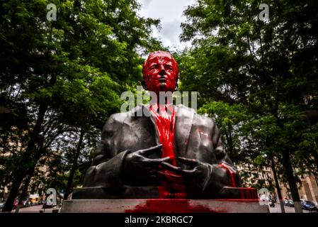 Statue vandalisée du roi de Belgique Boudewijn à Bruxelles - Belgique le 22 juin 2020. Il fut le dernier roi belge à être souverain du Congo, en 1960, le roi Boudewijn déclara la colonie belge du Congo indépendante. Les manifestations contre le racisme font rage dans le monde entier depuis la mort de l'américain George Floyd. En raison de la prise de conscience croissante du colonialisme en Belgique, les municipalités et les maires décideront de ce qu'il faut faire avec les statues du Roi Léopold II et les noms liés au Congo colonial. (Photo de Jonathan Raa/NurPhoto) Banque D'Images