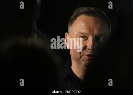 Andrzej Duda, actuel président polonais et candidat à l'élection présidentielle de 2020, lors d'une visite dans le village de Lapanow près de Bochnia, qui a souffert après une forte pluie le week-end dernier. Le président a rencontré des résidents et visité des zones inondées. Lundi, 22 juin 2020, à Lapanow, dans le comté de Bochnia, Pologne petite Voïvodeship, Pologne. (Photo par Artur Widak/NurPhoto) Banque D'Images