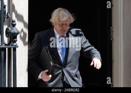 Le Premier ministre britannique Boris Johnson quitte le 10 Downing Street pour que la Chambre des communes présente une déclaration décrivant les prochaines étapes de l'assouplissement des restrictions relatives au coronavirus le 23 juin 2020 à Londres, en Angleterre. Le premier ministre devrait annoncer des mesures pour rouvrir les pubs, les hôtels, les restaurants, les cinémas, les galeries d'art et les coiffeurs qui seront probablement autorisés à fonctionner à partir du 4th juillet, ainsi qu'une réduction des règles de 2 mètres de distance sociale. (Photo de Wiktor Szymanowicz/NurPhoto) Banque D'Images