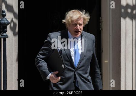 Le Premier ministre britannique Boris Johnson quitte le 10 Downing Street pour que la Chambre des communes présente une déclaration décrivant les prochaines étapes de l'assouplissement des restrictions relatives au coronavirus le 23 juin 2020 à Londres, en Angleterre. Le premier ministre devrait annoncer des mesures pour rouvrir les pubs, les hôtels, les restaurants, les cinémas, les galeries d'art et les coiffeurs qui seront probablement autorisés à fonctionner à partir du 4th juillet, ainsi qu'une réduction des règles de 2 mètres de distance sociale. (Photo de Wiktor Szymanowicz/NurPhoto) Banque D'Images