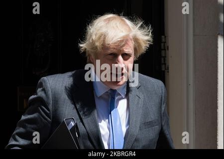 Le Premier ministre britannique Boris Johnson quitte le 10 Downing Street pour que la Chambre des communes présente une déclaration décrivant les prochaines étapes de l'assouplissement des restrictions relatives au coronavirus le 23 juin 2020 à Londres, en Angleterre. Le premier ministre devrait annoncer des mesures pour rouvrir les pubs, les hôtels, les restaurants, les cinémas, les galeries d'art et les coiffeurs qui seront probablement autorisés à fonctionner à partir du 4th juillet, ainsi qu'une réduction des règles de 2 mètres de distance sociale. (Photo de Wiktor Szymanowicz/NurPhoto) Banque D'Images