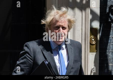 Le Premier ministre britannique Boris Johnson quitte le 10 Downing Street pour que la Chambre des communes présente une déclaration décrivant les prochaines étapes de l'assouplissement des restrictions relatives au coronavirus le 23 juin 2020 à Londres, en Angleterre. Le premier ministre devrait annoncer des mesures pour rouvrir les pubs, les hôtels, les restaurants, les cinémas, les galeries d'art et les coiffeurs qui seront probablement autorisés à fonctionner à partir du 4th juillet, ainsi qu'une réduction des règles de 2 mètres de distance sociale. (Photo de Wiktor Szymanowicz/NurPhoto) Banque D'Images