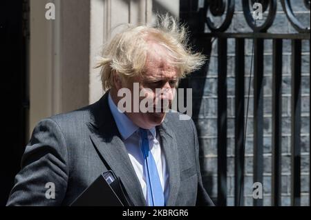 Le Premier ministre britannique Boris Johnson quitte le 10 Downing Street pour que la Chambre des communes présente une déclaration décrivant les prochaines étapes de l'assouplissement des restrictions relatives au coronavirus le 23 juin 2020 à Londres, en Angleterre. Le premier ministre devrait annoncer des mesures pour rouvrir les pubs, les hôtels, les restaurants, les cinémas, les galeries d'art et les coiffeurs qui seront probablement autorisés à fonctionner à partir du 4th juillet, ainsi qu'une réduction des règles de 2 mètres de distance sociale. (Photo de Wiktor Szymanowicz/NurPhoto) Banque D'Images