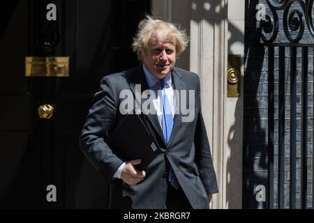 Le Premier ministre britannique Boris Johnson quitte le 10 Downing Street pour que la Chambre des communes présente une déclaration décrivant les prochaines étapes de l'assouplissement des restrictions relatives au coronavirus le 23 juin 2020 à Londres, en Angleterre. Le premier ministre devrait annoncer des mesures pour rouvrir les pubs, les hôtels, les restaurants, les cinémas, les galeries d'art et les coiffeurs qui seront probablement autorisés à fonctionner à partir du 4th juillet, ainsi qu'une réduction des règles de 2 mètres de distance sociale. (Photo de Wiktor Szymanowicz/NurPhoto) Banque D'Images