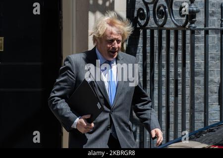 Le Premier ministre britannique Boris Johnson quitte le 10 Downing Street pour que la Chambre des communes présente une déclaration décrivant les prochaines étapes de l'assouplissement des restrictions relatives au coronavirus le 23 juin 2020 à Londres, en Angleterre. Le premier ministre devrait annoncer des mesures pour rouvrir les pubs, les hôtels, les restaurants, les cinémas, les galeries d'art et les coiffeurs qui seront probablement autorisés à fonctionner à partir du 4th juillet, ainsi qu'une réduction des règles de 2 mètres de distance sociale. (Photo de Wiktor Szymanowicz/NurPhoto) Banque D'Images