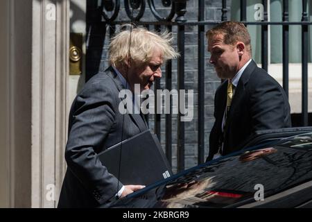 Le Premier ministre britannique Boris Johnson quitte le 10 Downing Street pour que la Chambre des communes présente une déclaration décrivant les prochaines étapes de l'assouplissement des restrictions relatives au coronavirus le 23 juin 2020 à Londres, en Angleterre. Le premier ministre devrait annoncer des mesures pour rouvrir les pubs, les hôtels, les restaurants, les cinémas, les galeries d'art et les coiffeurs qui seront probablement autorisés à fonctionner à partir du 4th juillet, ainsi qu'une réduction des règles de 2 mètres de distance sociale. (Photo de Wiktor Szymanowicz/NurPhoto) Banque D'Images