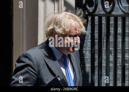 Le Premier ministre britannique Boris Johnson quitte le 10 Downing Street pour que la Chambre des communes présente une déclaration décrivant les prochaines étapes de l'assouplissement des restrictions relatives au coronavirus le 23 juin 2020 à Londres, en Angleterre. Le premier ministre devrait annoncer des mesures pour rouvrir les pubs, les hôtels, les restaurants, les cinémas, les galeries d'art et les coiffeurs qui seront probablement autorisés à fonctionner à partir du 4th juillet, ainsi qu'une réduction des règles de 2 mètres de distance sociale. (Photo de Wiktor Szymanowicz/NurPhoto) Banque D'Images