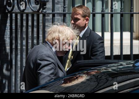 Le Premier ministre britannique Boris Johnson quitte le 10 Downing Street pour que la Chambre des communes présente une déclaration décrivant les prochaines étapes de l'assouplissement des restrictions relatives au coronavirus le 23 juin 2020 à Londres, en Angleterre. Le premier ministre devrait annoncer des mesures pour rouvrir les pubs, les hôtels, les restaurants, les cinémas, les galeries d'art et les coiffeurs qui seront probablement autorisés à fonctionner à partir du 4th juillet, ainsi qu'une réduction des règles de 2 mètres de distance sociale. (Photo de Wiktor Szymanowicz/NurPhoto) Banque D'Images