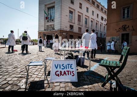 Des étudiants, des stagiaires et des jeunes médecins protestent devant le Ministère de la Santé, à Rome, en Italie, sur 23 juin 2020 pour dénoncer le manque d'attention du décret de reprise du gouvernement aux exigences des jeunes manteaux blancs. (Photo par Andrea Ronchini/NurPhoto) Banque D'Images