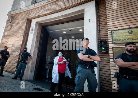 Des étudiants, des stagiaires et des jeunes médecins protestent devant le Ministère de la Santé, à Rome, en Italie, sur 23 juin 2020 pour dénoncer le manque d'attention du décret de reprise du gouvernement aux exigences des jeunes manteaux blancs. (Photo par Andrea Ronchini/NurPhoto) Banque D'Images