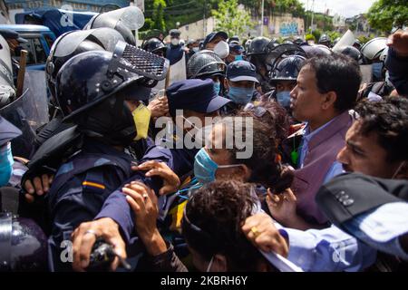 Le personnel de la police népalaise tente d'empêcher les manifestants de marcher vers la route principale pour protester contre l'assassinat de la jeunesse de faible caste « Dali » dans le district de Rukum lors de son confinement à Katmandou, au Népal, mardi, 23 juin 2020. Six hommes ont été tués de Dalit CAST en mai 2020 lorsqu'ils ont essayé d'escorter une de leurs amies d'une maison plus élevée. (Photo de Rojan Shrestha/NurPhoto) Banque D'Images