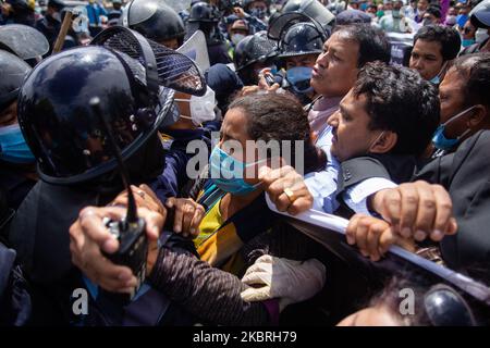 Le personnel de la police népalaise tente d'empêcher les manifestants de marcher vers la route principale pour protester contre l'assassinat de la jeunesse de faible caste « Dali » dans le district de Rukum lors de son confinement à Katmandou, au Népal, mardi, 23 juin 2020. Six hommes ont été tués de Dalit CAST en mai 2020 lorsqu'ils ont essayé d'escorter une de leurs amies d'une maison plus élevée. (Photo de Rojan Shrestha/NurPhoto) Banque D'Images