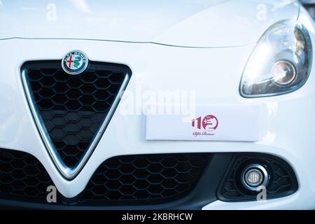 Une voiture Alfa Giulietta avec un panneau de 110 ans à l'Aquila sur 23 juin 2020. Le 24 juin, Alfa Romeo fête ses 110 ans de fondation. (Photo par Lorenzo Di Cola/NurPhoto) Banque D'Images