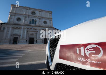 Une voiture Alfa Giulietta avec un panneau de 110 ans à l'Aquila sur 23 juin 2020. Le 24 juin, Alfa Romeo fête ses 110 ans de fondation. (Photo par Lorenzo Di Cola/NurPhoto) Banque D'Images