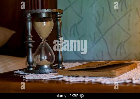 Compte à rebours HourGlass avec livre. Le temps est écoulé. Banque D'Images