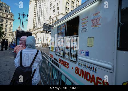 Manhattan entre dans la phase 2 de réouverture à la suite de restrictions imposées pour freiner la pandémie du coronavirus à 22 juin 2020, dans la ville de New York. La phase 2 permet la réouverture de bureaux, de magasins de détail, de restaurants en plein air, de barbiers et de salons de beauté et de nombreuses autres entreprises. La phase 2 est la deuxième des quatre étapes désignées par l'État. (Photo de John Nacion/NurPhoto) Banque D'Images