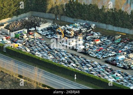 Vue aérienne du grand parking de junkyard avec des rangées de voitures brisées jetées. Recyclage des vieux véhicules Banque D'Images