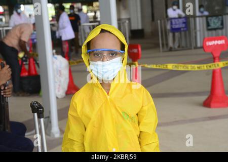 Le passager porte un masque de visage traversant une porte électronique pour mesurer la température corporelle à l'intérieur de la gare de Kamalapur pendant l'épidémie de coronavirus à Dhaka, au Bangladesh, sur 24 juin 2020 (photo de Mamunur Rashid/NurPhoto) Banque D'Images