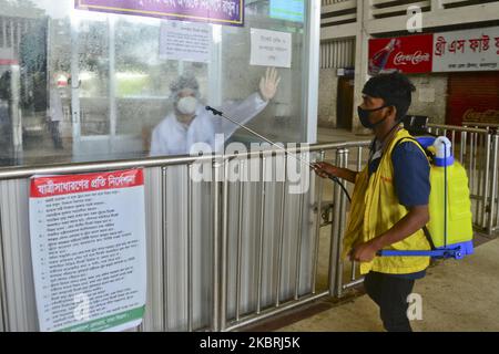 Un travailleur de Raliway vaporise un désinfectant à l'intérieur de la gare de Kamalapur pendant l'épidémie de coronavirus à Dhaka, au Bangladesh, en on 24 juin 2020 (photo de Mamunur Rashid/NurPhoto) Banque D'Images