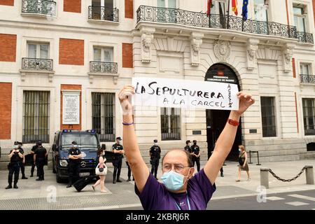 Un homme tient un écriteau qui lit `le gravedigger à la prison.' Isabel Díaz Ayuso à Madrid, Espagne sur 24 juin 2020. (Photo de Juan Carlos Lucas/NurPhoto) Banque D'Images