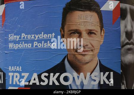 Une affiche électorale vandalisée de Rafal Trzaskowski, l'actuel maire de Varsovie et candidat de la plate-forme civique à la présidence de la Pologne, vu à Cracovie. Sur 24 juin 2020, à Cracovie, petite Pologne Voivodeship, Pologne. (Photo par Artur Widak/NurPhoto) Banque D'Images