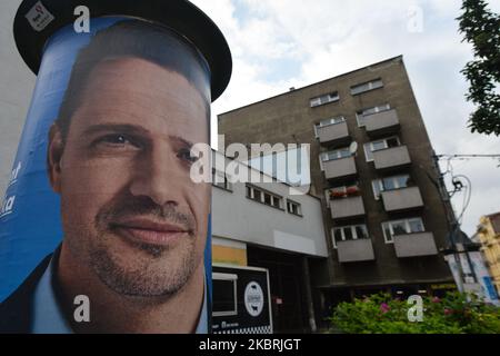 Une affiche électorale de Rafal Trzaskowski, maire actuel de Varsovie et candidat de la plate-forme civique à la présidence de la Pologne, vu à Cracovie. Sur 24 juin 2020, à Cracovie, petite Pologne Voivodeship, Pologne. (Photo par Artur Widak/NurPhoto) Banque D'Images