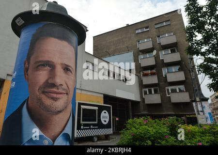 Une affiche électorale de Rafal Trzaskowski, maire actuel de Varsovie et candidat de la plate-forme civique à la présidence de la Pologne, vu à Cracovie. Sur 24 juin 2020, à Cracovie, petite Pologne Voivodeship, Pologne. (Photo par Artur Widak/NurPhoto) Banque D'Images